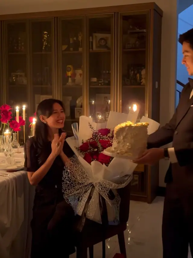 Shenina Cinnamon Rayakan Ulang Tahun ke-27 pakai dress hitam. [@sheninacinnamon]