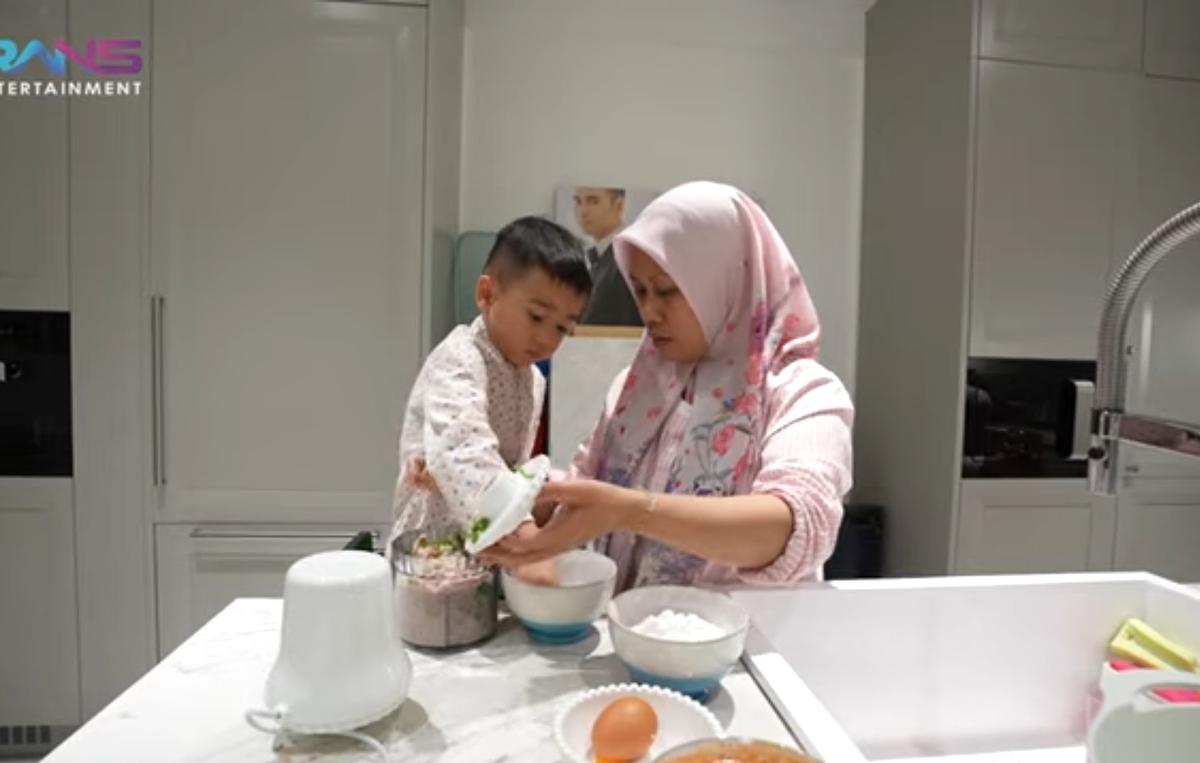 Request Rafathar, Potret Rayyanza Semangat Buat Cilok Kriwil - Hasilnya Dipuji Enak Banget sama Nagita Slavina