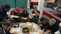 Makanan berbuka puasa selama Ramadhan di masjid di Haverfordwest terbuka untuk semua orang di komunitas lokal. (Sumber: BBC/Haverfordwest Central Mosque)