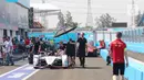 Kru tim peserta lomba balap melakukan persiapan mobil listrik Formula E  di pit Jakarta International E-Prix Circuit (JIEC), Jakarta, Jumat (3/6/2022). Menjelang pertandingan Formula E pada besok hari (4/6/2022) kru tim pembalap melakukan persiapan mobil listrik Formula E. (Liputan6.com/Herman Zakharia)