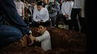 Pemakaman menantu Hatta Rajasa, Adara Taista di TPU Tanah Kusir, Jakarta Selatan, Senin (21/5/2018). (Faizal Fanani/Liputan6.com)