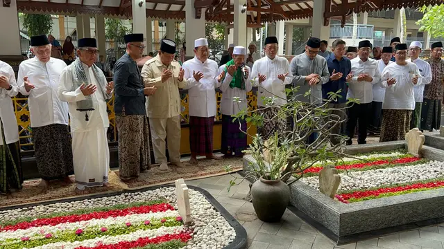 Calon Presiden dari Koalisi Indonesia Maju (KIM) Prabowo Subianto berziarah ke makam pendiri NU Hadrasyaikh Hasyim Asy'ari  dan makam KH Abdurrahman Wahid (Gus Dur) di Ponpes Tebuireng Jombang Jawa Timur, Sabtu (11/11) (Istimewa)