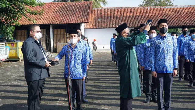 Sebanyak 828 PNS yang telah dilantik hari ini secara resmi menyandang status sebagai ASN di lingkungan Pemkab Garut, untuk melakukan kewajibannya melayani masyakat sesuai bidangnya masing-masing.