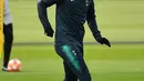 Striker Tottenham Hotspur, Son Heung-Min membawa bola saat latihan di Pusat Pelatihan Enfield, London utara (12/2). Tottenham akan bertanding melawan Borrusia Dortmund pada 16 besar Liga Champions di stadion Wambley. (AFP Photo/Glyn Kirk)