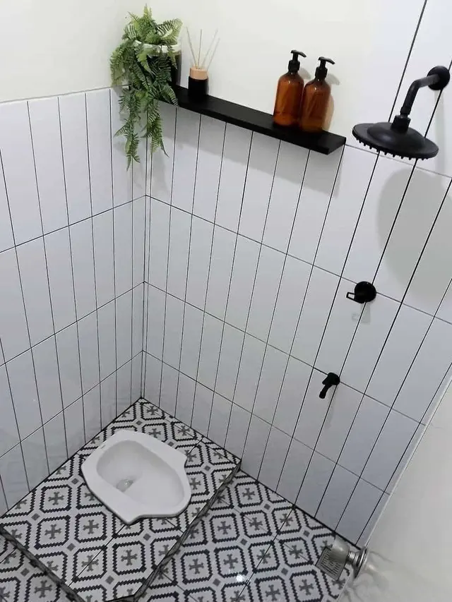 Desain Kamar Mandi Minimalis Kloset Jongkok Shower Bernuansa Putih