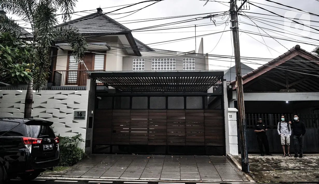 Suasana kediaman Ihsan Yunus saat digeledah penyidik KPK di kawasan Kayu Putih, Pulogadung, Jakarta, Rabu (24/2/2021). Dalam penggeledahan tersebut KPK mengerahkan 10 penyidik dan membawa dua koper saat keluar dari kediaman Ihsan Yunus. (merdeka.com/Iqbal S. Nugroho)
