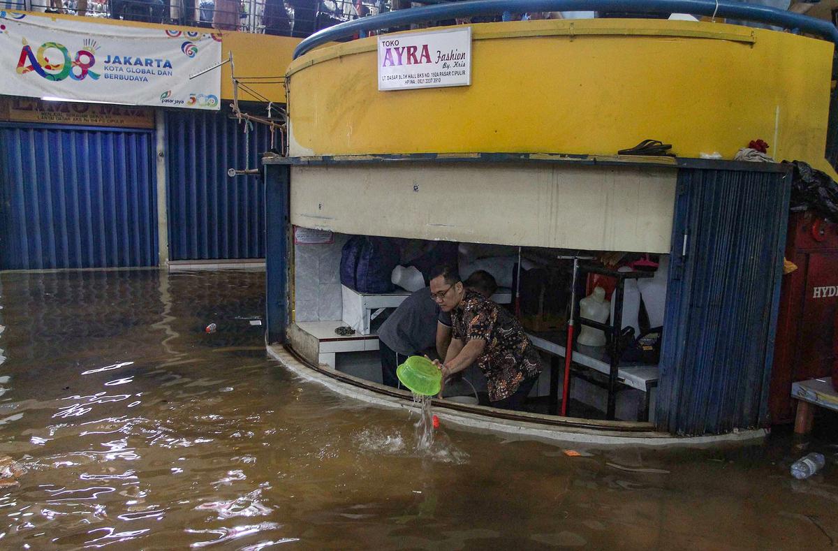 FOTO: Banjir Akibat Hujan Deras Ganggu Aktivitas Perdagangan di Pasar Cipulir