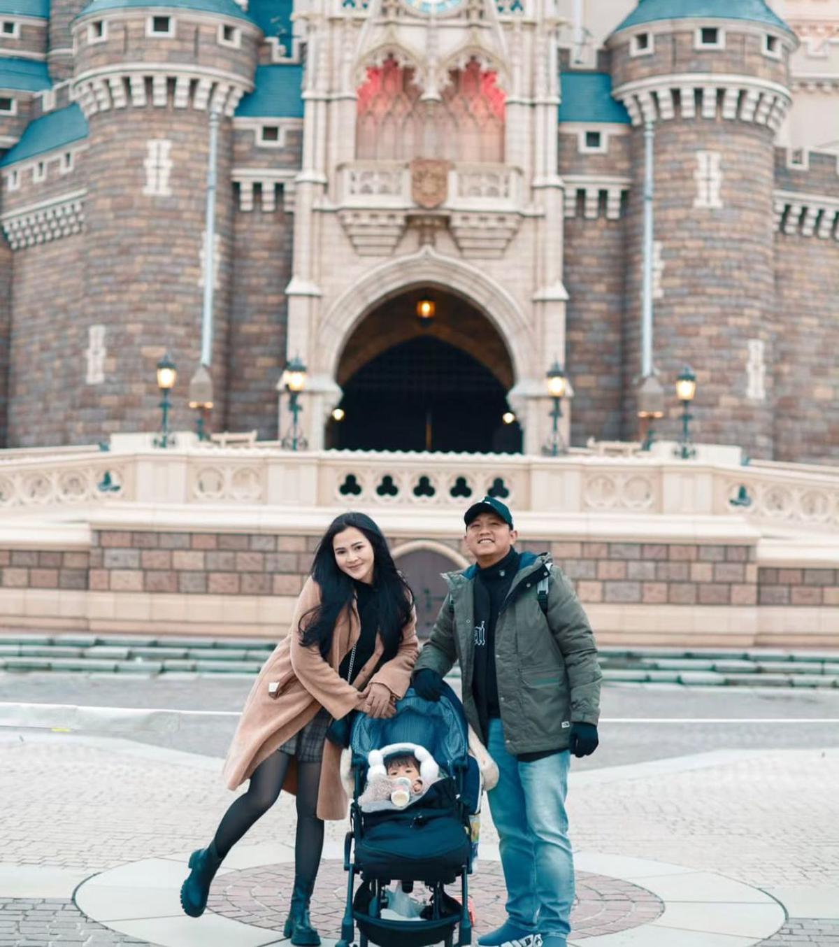 Denny Caknan dan Bella Bonita Habiskan Waktu di Disneyland Jepang, Momen Dek Cunda Bikin Gemas