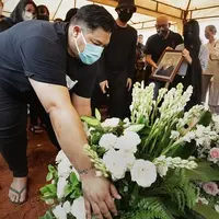 Suasana Pemakaman Ayah Ivan Gunawan (Bambang E Ros/Fimela.com)
