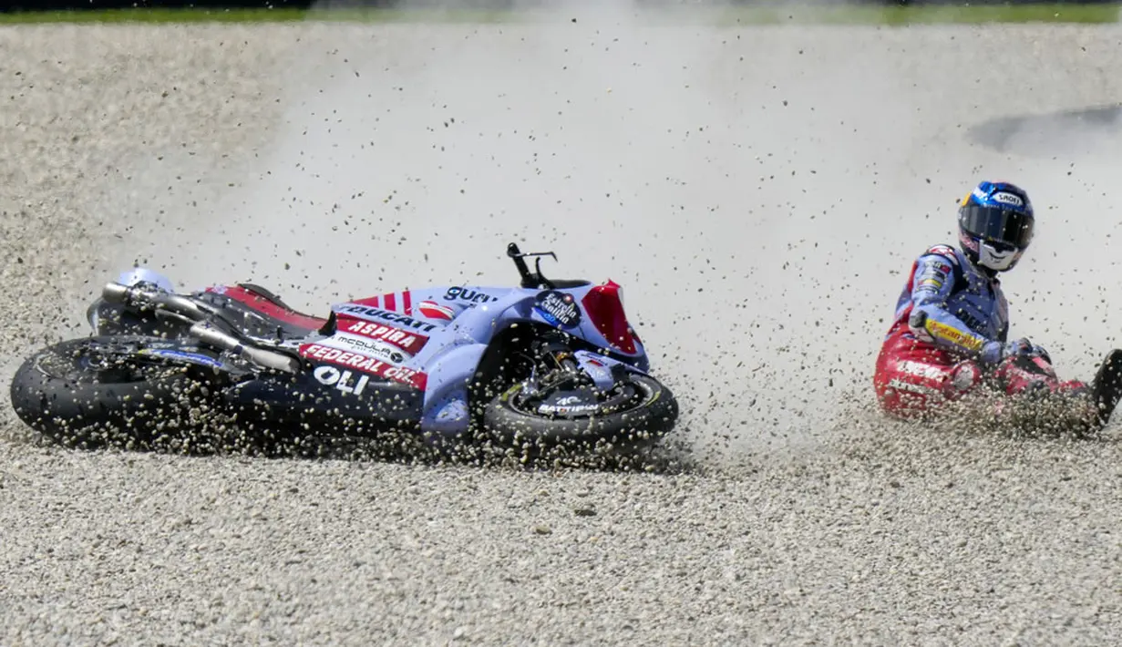 Pembalap Gresini Racing, Alex Marquez, terjatuh saat balapan MotoGP Italia di Sirkuit Mugello, Minggu (11/06/2023). Alex terjatuh di tikungan kedua ketika balapan masih menyisakan sembilan lap lagi. (AP Photo/Luca Bruno)