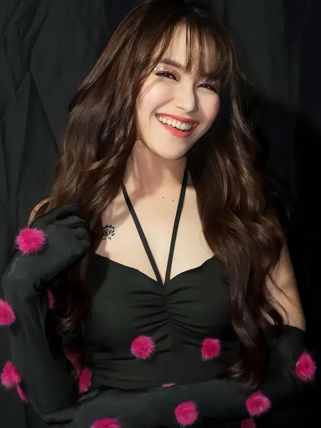 7 Potret Ayu Ting Ting Pamer Tato Dekat Bahu, Disebut Bak Anak ABG