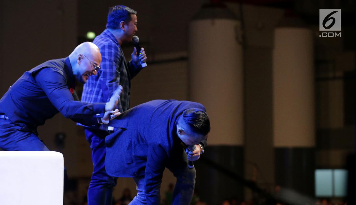 Ekspresi Deddy Corbuzier (kiri) saat mendapat roasting dari Pandji Pragiwaksono (tengah) di Jakarta Internasional Comedy Festival (JICOMFEST) 2019 di JIExpo, Jakarta, Sabtu (3/8/2019). Ini merupakan penampilan pertama Deddy Corbuzier melakukan stand up comedy. (Bola.com/Peksi Cahyo Priambodo)