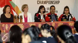 Ketua ISC, Susan Herawati (tengah) memberi keterangan jelang Indonesia Figure Skating National Championship 2016 di Jakarta, Kamis (28/4/2016). Ajang ini juga dijadikan seleksi atlet yang akan berlaga pada SEA Games 2017. (Liputan6.com/Helmi Fithriansyah)