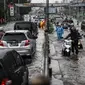 Warga mendorong sepeda motornya saat menerobos banjir di jalan depan Ancol, Jakarta, Kamis (21/4). Hujan deras yang mengguyur sejak semalam menyebabkan beberapa kawasan di Jakarta tergenang banjir. (Liputan6.com/Faizal Fanani)