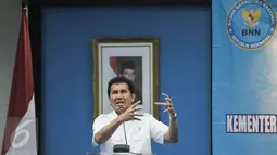 Menteri PANRB, Asman Abnur saat memberikan pemaparan di Kantor BNN, Cawang, Jakarta, Senin (8/5). BNN dan Kementerian PANRB jalin nota kesepahaman cegah penyalahgunaaan narkoba di lingkungan aparatur Negara. (Liputan6.com/Yoppy Renato)