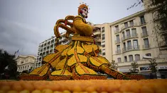Sebuah patung yang dibuat dengan lemon dan jeruk bernama "The Beijing Opera" selama Festival Lemon ke-88 di Menton, Prancis selatan, Sabtu (19/2/2022). Festival ini berlangsung pada 12-27 Februari dengan tema "Opera dan Tarian". (AP Photo/Daniel Cole)