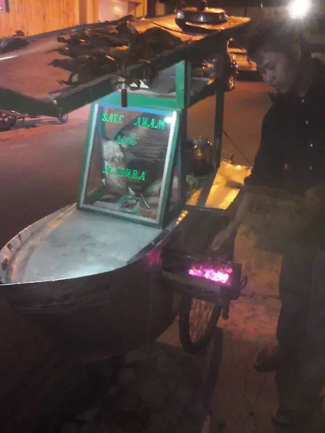 9 Potret Nyeleneh Desain Gerobak Jualan, Bentuknya Mirip Bus