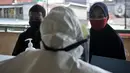 Pedagang menjalani rangkaian pemeriksaan sebelum mengikuti Tes Swab Covid-19 di Pasar Kramat Jati, Jakarta, Rabu (17/6/2020). Ratusan pedagang Pasar Kramat Jati menjalani tes swab secara bertahap sebagai upaya pemerintah memutus rantai penyebaran virus Covid-19. (merdeka.com/Iqbal S. Nugroho)