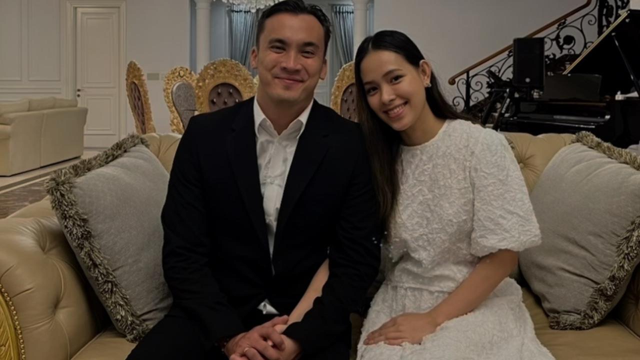 Sebelum kembali mengenakan busana pengantin, Rendy dan Lady mengulang prosesi pemberkatan pernikahan. Prosesi pemberkatan ini dilakukan keduanya di GTI Tiberias yang sekaligus jadi tempat awal keduanya bertemu.