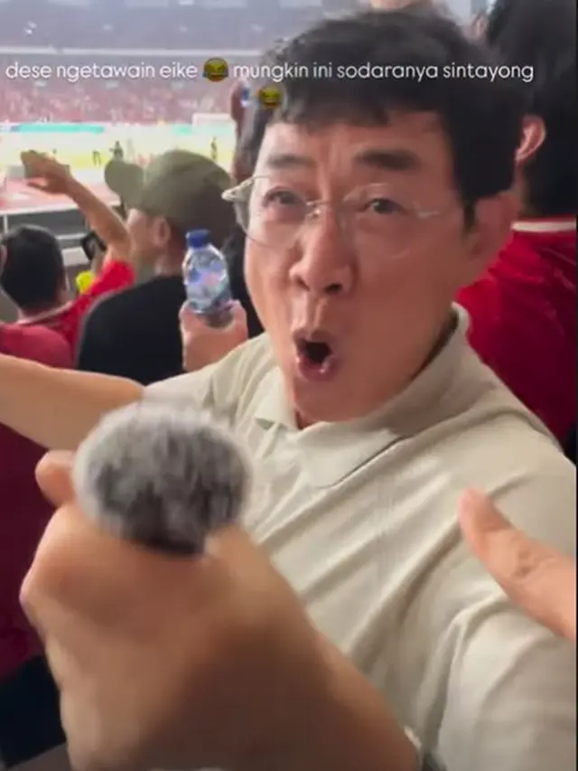 Potret Artis Korea Lee Kyung Kyu Nonton Langsung di GBK, Teman Shin Tae-yong