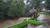 Bangunan di Kota Padang Sidempuan roboh akibat diterjang derasnya arus sungai