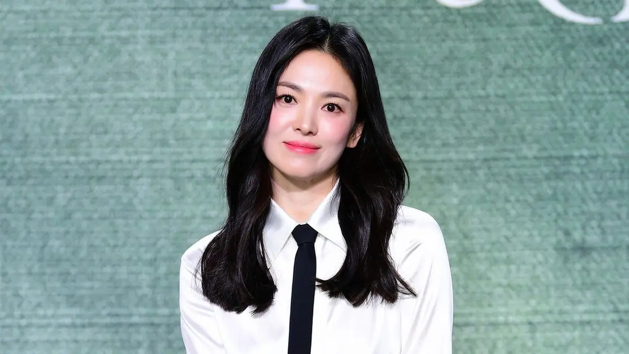 6 Potret Song Hye Kyo Tampil Monokrom di Jumpa Pers The Glory, Makin Cantik di Usia 41 Tahun