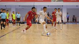 Pemain Timnas Futsal Putra Thailand, Muhammad Osamanmusa dijaga ketat oleh pemain Timnas Futsal Indonesia Evan Soumilena pada laga final SEA Games 2025 cabang futsal di Nontabhuri Stadium, Jumat (19/12/2025). (Dok. Federasi Futsal Indonesia)