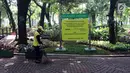 Petugas kebersihan menyapu taman sisi barat Monas, Jakarta Pusat, Rabu (28/3). Taman yang berkonsep garden party ini akan dilengkapi dengan lampu-lampu yang menghiasi pada malam hari dan jaringan WiFi bagi pengunjung taman. (Liputan6.com/Arya Manggala)