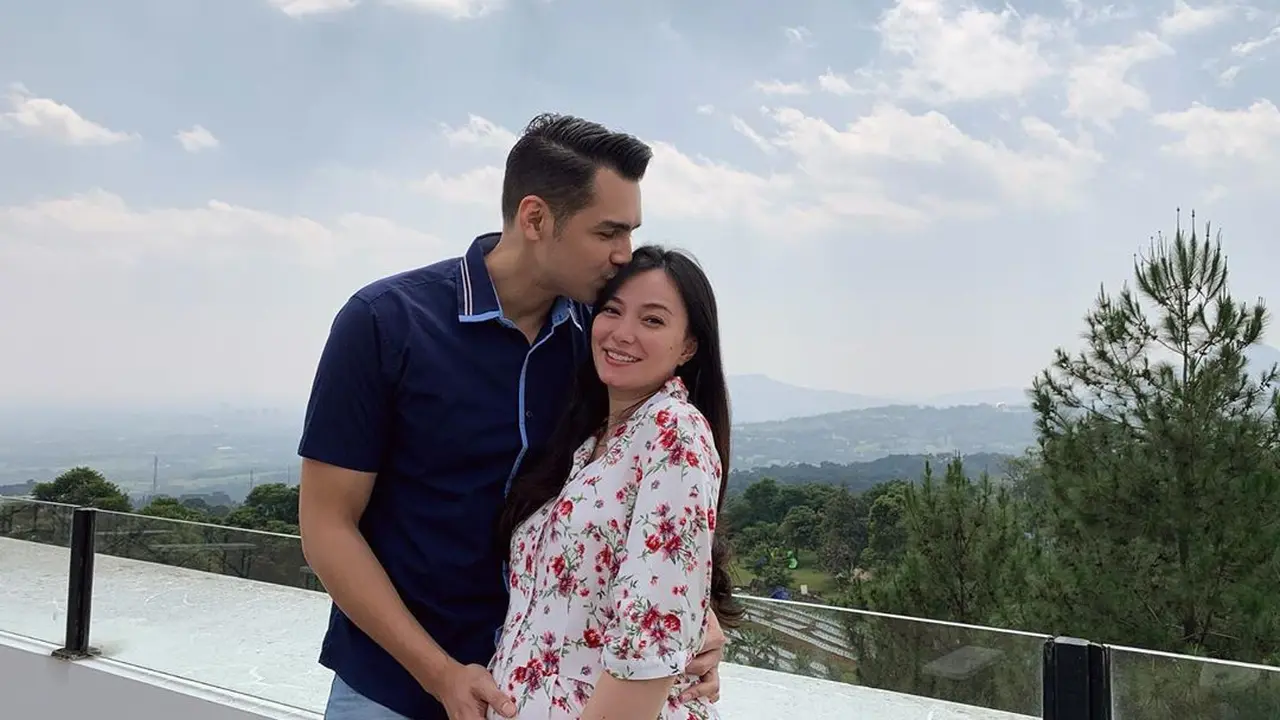 [Fimela] Asmirandah dan Jonas Rivanno