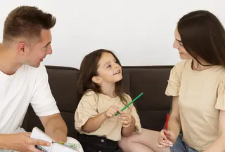 Anak menjadi nyaman untuk bercerita bukan soal banyak bertanya, melainkan bagaimana kita menghadirkan rasa aman dan dihargai dalam setiap percakapan [Dok/freepik.com]