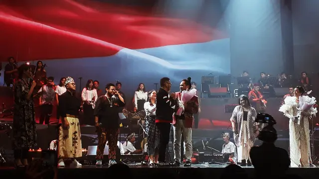 Acara ditutup dengan pemberian apresiasi dalam bentuk buket bunga bagi para musisi hebat yang hadir.