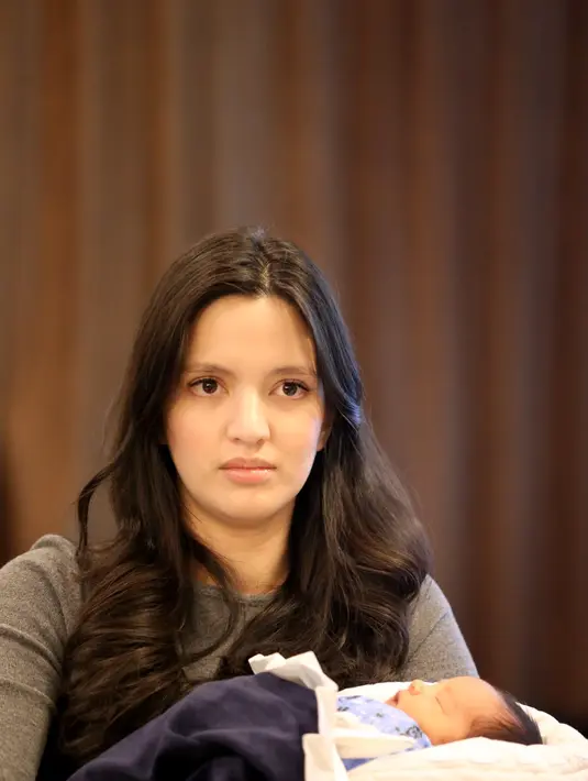 "Sakit kalau normal, mau caesar aja. Milih caesar. Mau normal kan diinduksi jadi tuh sakit banget, enggak deh. Makanya caesar," ucap Nia di Rumah Sakit Pondok Indah (RSPI), Jakarta Selatan, Rabu (25/11/2015). (Andy Masela/Bintang.com)