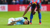 Striker Manchester City, Gabriel Jesus, mengalami cedera hamstring saat melawan Crystal Palace, Minggu (31/12/2017). (Sky Sports).