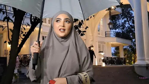 Ashanty Ditolong Seorang Wanita Uzur di Depan Ka'bah saat Umrah, Sosoknya Disebut  Mirip Mendiang Ibundanya - ShowBiz Liputan6.com