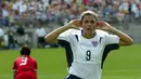 Mia Hamm adalah idola Amerika yang mempersembahkan dua gelar Piala Dunia dan medali emas olimpiade. Mia Hamm terpilih sebagai Pesepakbola Wanita Terbaik Dunia FIFA 2001. (AFP/Don Emert)