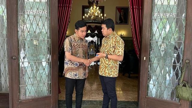 Pembina Barisan Relawan For Gibran (Barisan RFG) Reza Fahlevi saat bertemu dengan Cawapres Gibran Rakabuming Raka.
