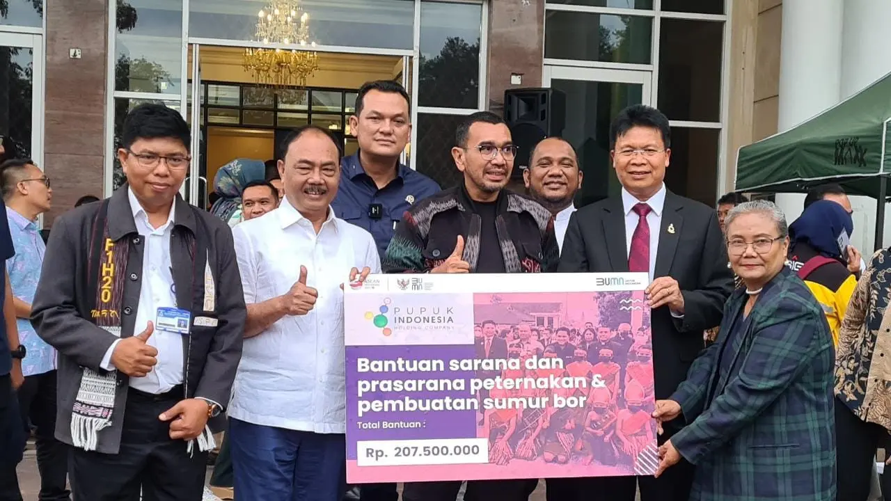 PT Pupuk Indonesia (Persero) menyalurkan biaya bantuan untuk pembangunan sarana dan prasarana peternakan dan pembuatan sumur bor di Silangit, Sumatera Utara (Sumut)