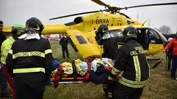 Tim penyelamat mengevakuasi korban dengan helikopter dalam kecelakaan kereta yang terjadi di Stasiun Pioltello Limito, Milan, Italia, Kamis (25/1). Saat kejadian, kereta dalam keadaan penuh sesak oleh penumpang. (AFP PHOTO/Piero CRUCIATTI)