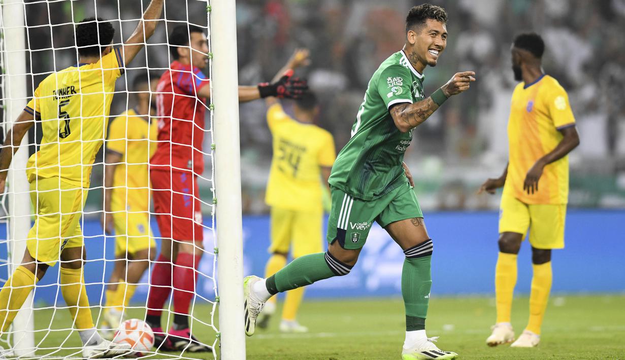 <p>Roberto Firmino mencetak tiga gol alias hattrick pada laga debutnya bersama Al Ahli di Liga Arab Saudi, Sabtu (12/8/2023). (AP Photo/Jameel)</p>