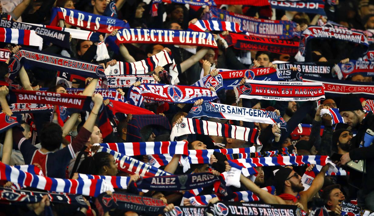 Suporter PSG membentangkan syal saat mendukung timnya melawan Barcelona pada babak 16 besar Liga Champions  di Parc des Princes stadium, Paris, (14/2/2017). PSG menang 4-0. (AP/Francois Mori)