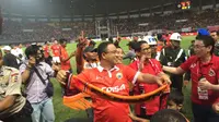 Anies Baswedan dan Sandiaga Uno sesuai menyaksikan laga Persija Jakarta versus Barito Putera, Sabtu (22/4/2017) di Stadion Patriot, Bekasi. (Bola.com/Wiwig Prayugi)