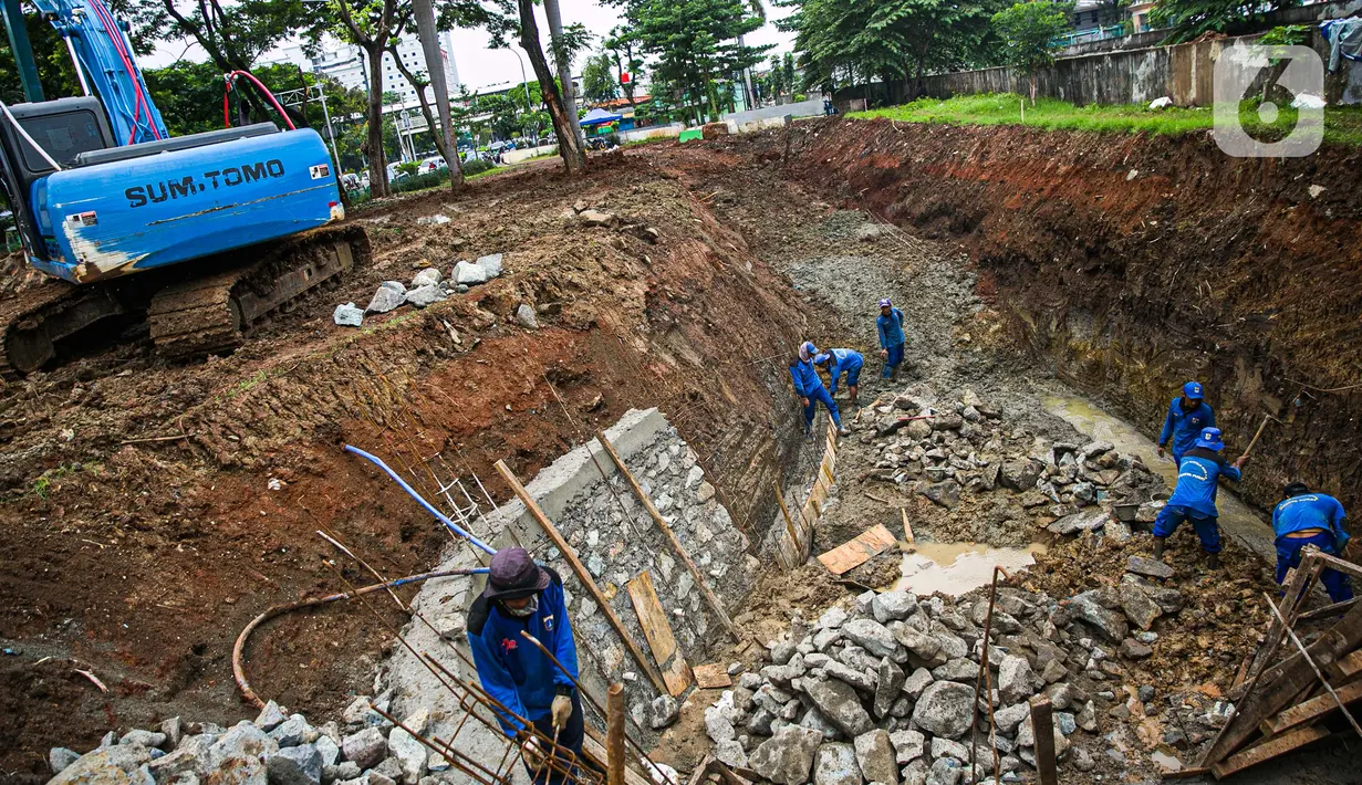 Aktivitas pembuatan embung di Jalan Letjend Suprapto, Sumur Batu, Kemayoran, Jakarta Pusat, Selasa (2/3/2021). Sebanyak 17 personel Sudin SDA Jakpus dan satu alat berat dikerahkan menyelesaikan pengerjaan embung yang digunakan untuk menampung air agar tidak banjir. (Liputan6.com/Faizal Fanani)