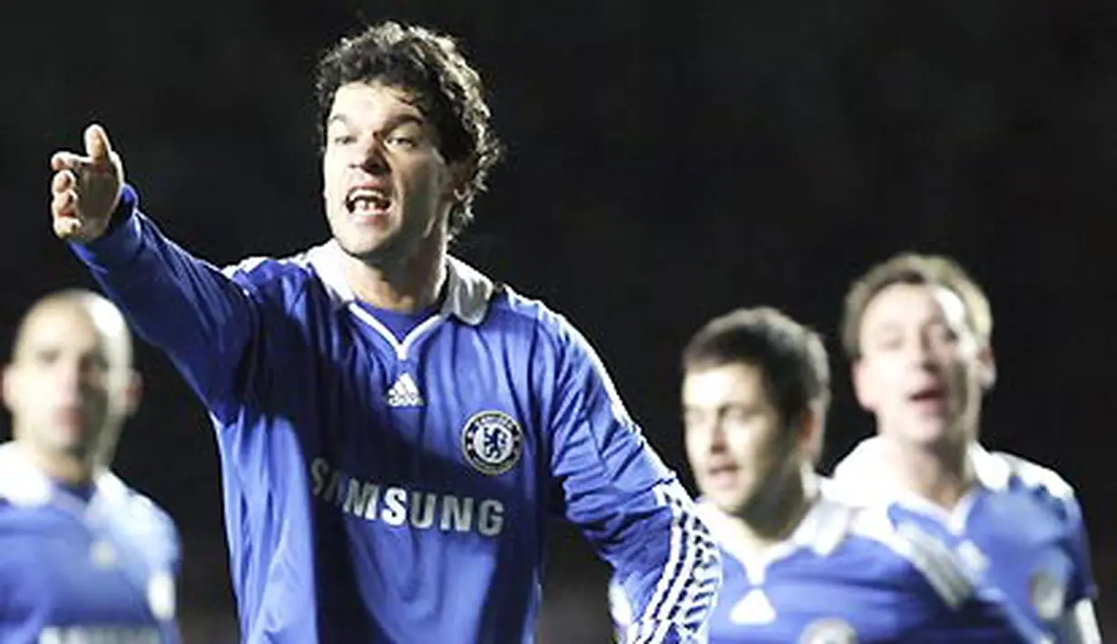 Chelsea's Michael Ballack gestures to a teammate against CFR Cluj during the Champions League Group A match at Stamford Bridge in London December 9, 2008. Chelsea won 2-1. AFP PHOTO/Adrian Dennis 