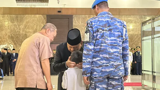 Prabowo Cium Kepala Anak Prajurit TNI