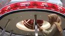Pengunjung beraktivitas di depan layar monitor Indeks Harga Saham Gabungan (IHSG) di Bursa Efek Indonesia, Jakarta, Rabu (19/3/2025). (Liputan6.com/Angga Yuniar)