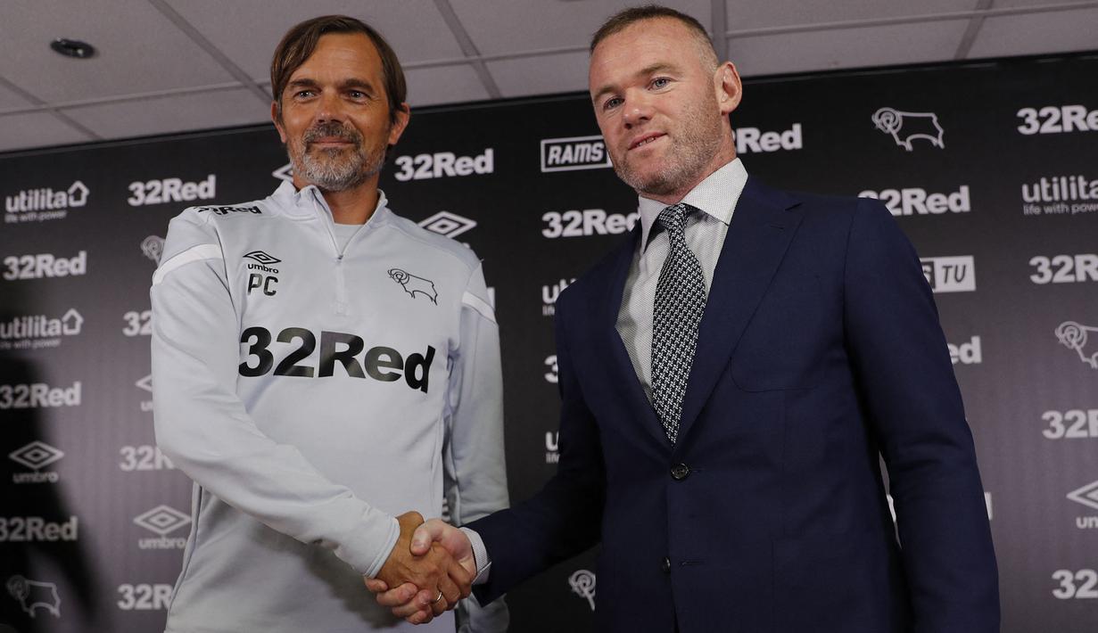 Wayne Rooney sebenarnya sudah dipercaya melatih Derby County ketika dirinya masih bermain disana yaitu sejak November 2020. Namun baru resmi ditunjuk sebagai manajer ketika dirinya mengumumkan pensiun pada Januari tahun ini. (Foto: AFP/Darren Staples)