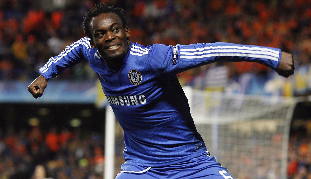 Michael Essien. Gelandang Ghana yang sempat membela Persib pada 2017 dan pensiun pada 2020 ini meraih kesuksesan bersama Chelsea yang dibelanya selama 8 musim mulai 2005/2006 hingga 2013/2014. Di antaranya 2 gelar Premier League, 4 Piala FA dan 1 trofi Liga Champions. (AFP/Glyn Kirk)