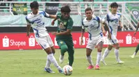 Pemain Persebaya, Ripal Wahyudi dikepung para pemain PSIS Semarang pada lanjutan BRI Liga 1 2023/2024 di Stadion GBT, Surabaya, Selasa (30/1/2024). (Bola.com/Aditya Wany)