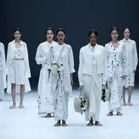 Koleksi Sejauh Mata Memandang sebagai salah satu Dewi Fashion Knights (DFK) di runway Jakarta Fashion Week. (JFW) 2021. (dok. Jakarta Fashion Week)