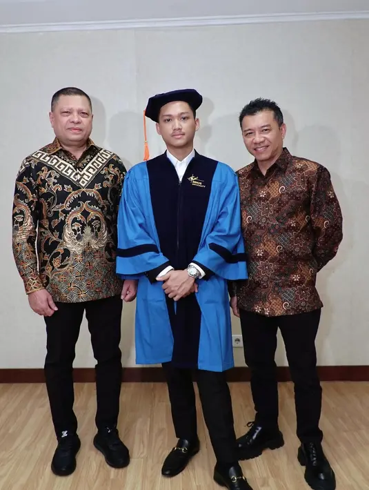 <p>Ini adalah potret Azriel bersama kedua ayahnya, Anang Hermansyah sang ayah kandung dan Raul Lemos sebagai ayah sambung. Mereka kompak mengenakan batik. (Foto: Instagram/ ashanty_ash)</p>